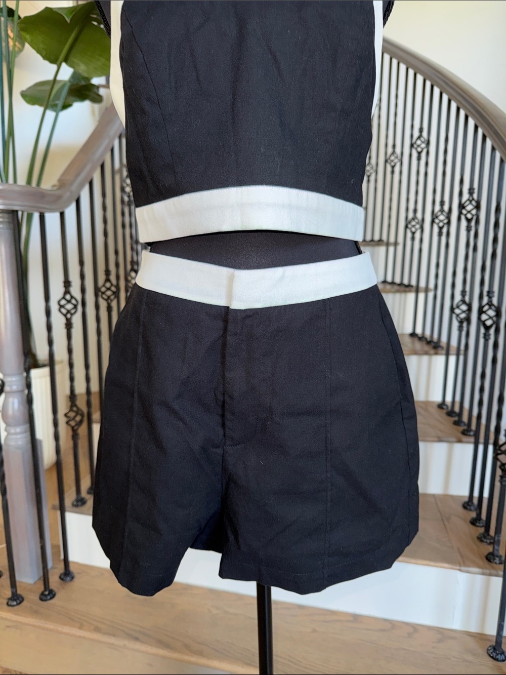 Commense Black and White Halter Set with Contrast Trim (Medium) - Picture 3 of 5